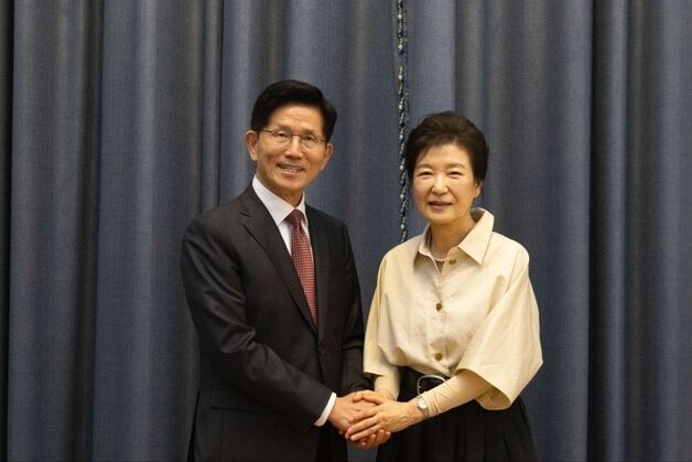 김문수 "선거의 여왕 지혜 달라"…박근혜 "하나로 뭉쳐야"(종합)