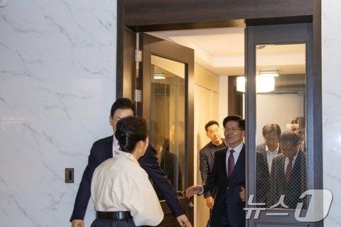 (대구=뉴스1) 김민지 기자 = 김문수 국민의힘 대통령 후보가 24일 대구 달성군 박근혜 전 대통령 사저에서 박 전 대통령을 예방하고 있다. (국민의힘 제공. 재판매 및 DB금지) …