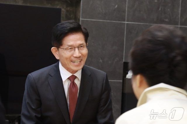 (대구=뉴스1) 김민지 기자 = 김문수 국민의힘 대통령 후보가 24일 대구 달성군 박근혜 전 대통령 사저에서 박 전 대통령을 예방하고 있다. (국민의힘 제공. 재판매 및 DB금지) …