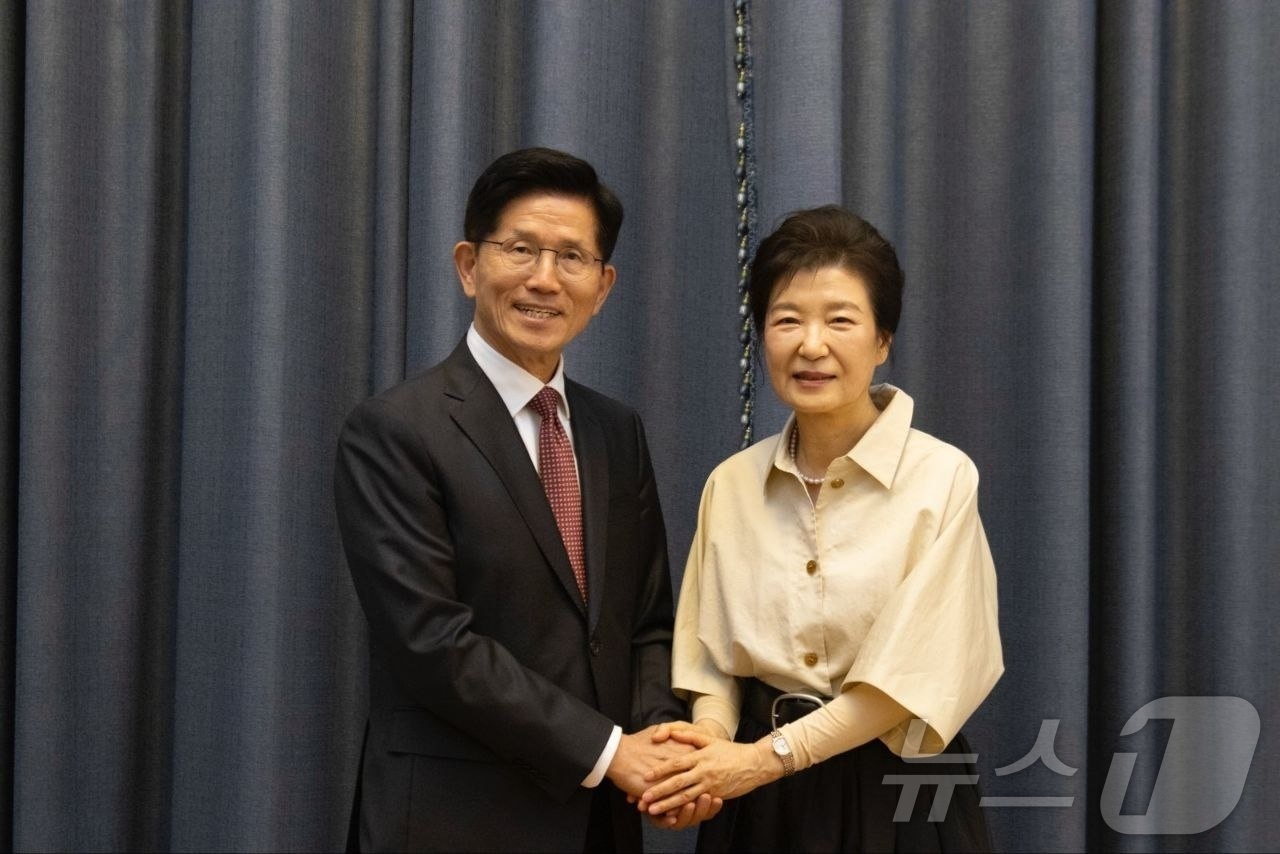 (대구=뉴스1) 김민지 기자 = 김문수 국민의힘 대통령 후보가 24일 대구 달성군 박근혜 전 대통령 사저에서 박 전 대통령을 예방하고 있다. (국민의힘 제공. 재판매 및 DB금지) …