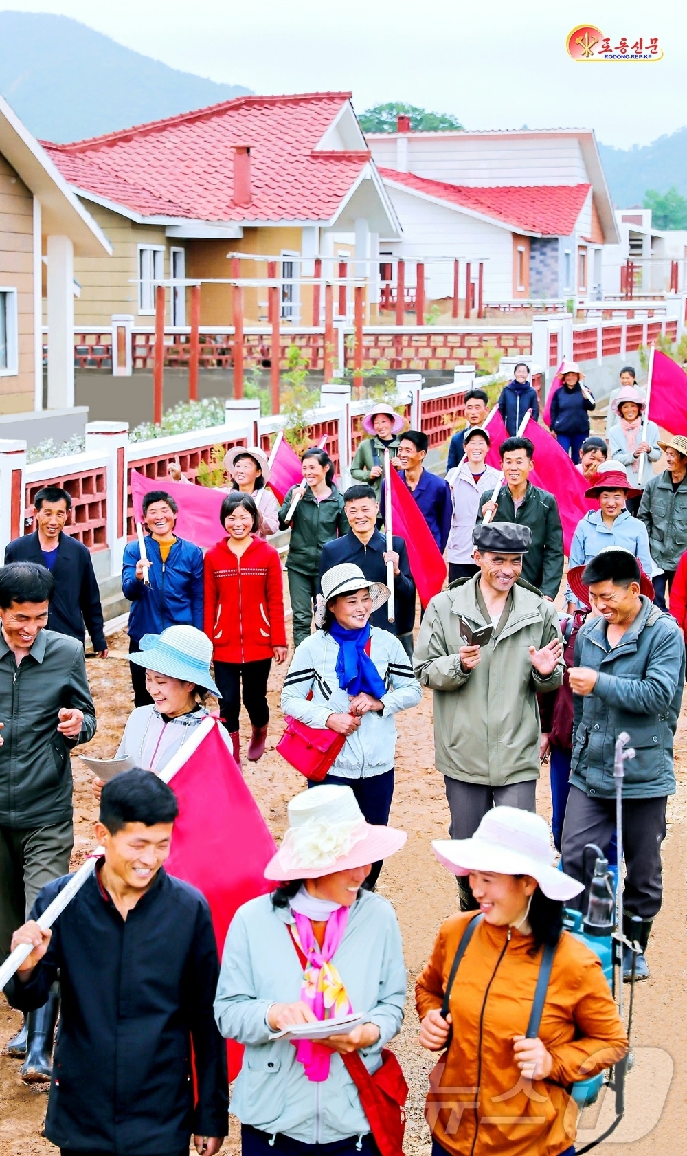 (평양 노동신문=뉴스1) = 북한 노동당 기관지 노동신문은 25일 새로운 문화주택들이 건설된 태탄군 인민들이 농업 투쟁으로 당에 보답하기 위해 노력하고 있다고 보도했다. [국내에서 …