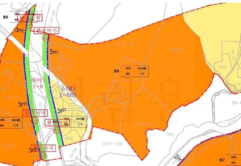 본문 이미지 - 단독주택 개발사업자가 매입한 명암동 토지&#40;B6&#41;. 변경 전 지구단위계획상 용적 률 100%, 건폐율 20%, 최고높이 14m&#40;4층&#41; 이하 단독주택, 4층 이하 공동주택, 노유자시설, 제2종근린생활시설 중 공연장, 일반음식점을 허용하고 있다./뉴스1 