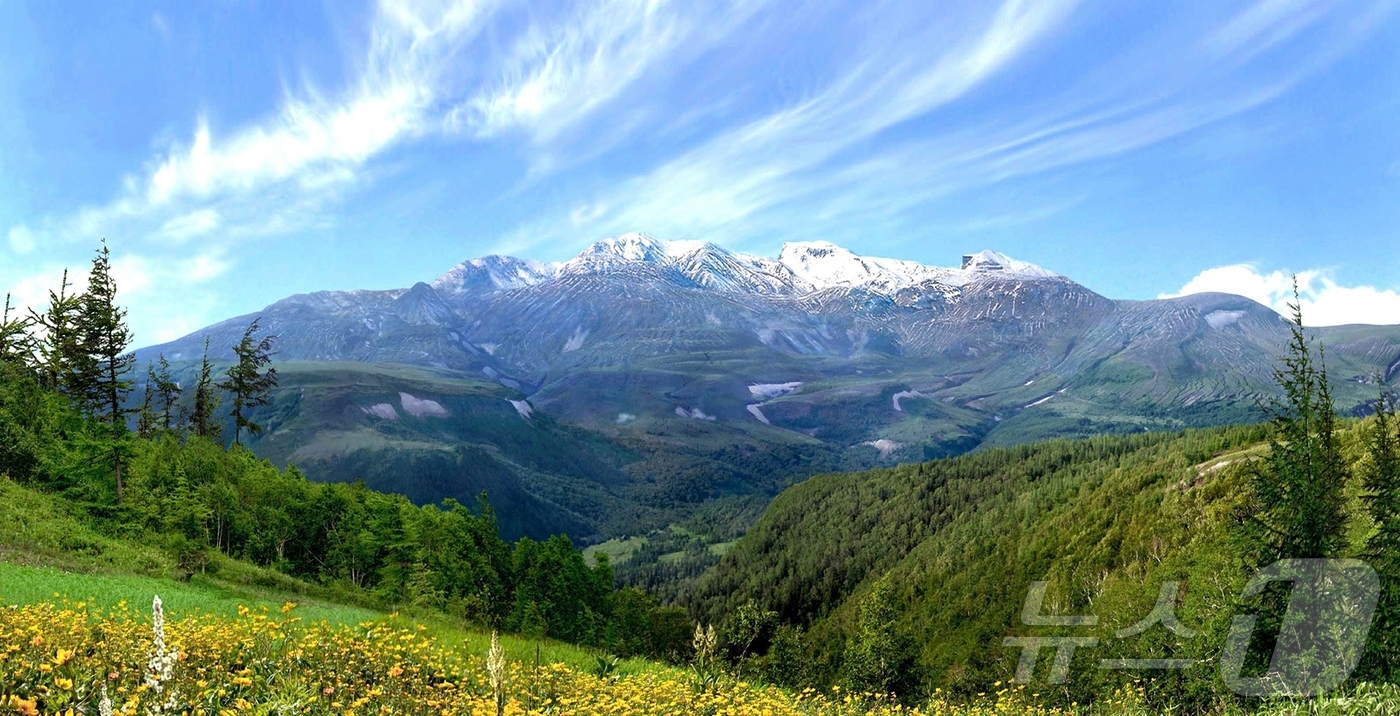 (평양 노동신문=뉴스1) = 북한 노동당 기관지 노동신문은 25일 "얼마전 진행된 유네스코 집행이사회 제221차 회의에서 우리나라의 백두산 지구가 세계지질공원으로 등록됐다"고 보도 …