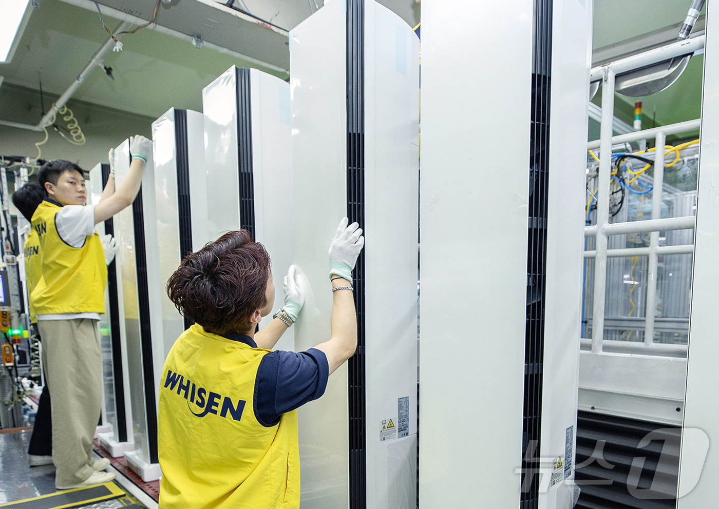 (서울=뉴스1) = 평년을 웃도는 덥고 습한 날씨 영향으로 LG 휘센 스탠드 에어컨의 1~4월 누적 판매량이 전년 동기 대비 45% 증가했다.사진은 LG전자 직원들이 경남 창원의 …