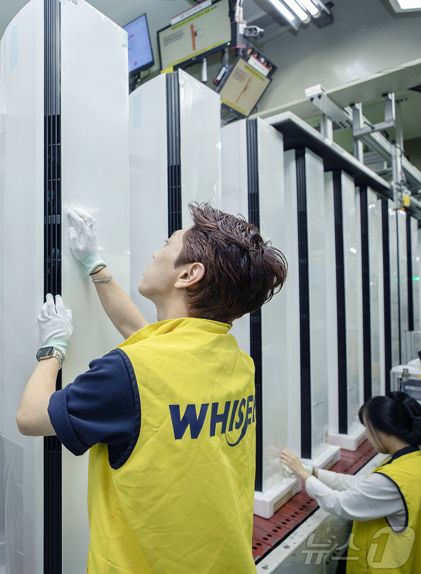 (서울=뉴스1) = 평년을 웃도는 덥고 습한 날씨 영향으로 LG 휘센 스탠드 에어컨의 1~4월 누적 판매량이 전년 동기 대비 45% 증가했다.사진은 LG전자 직원들이 경남 창원의 …