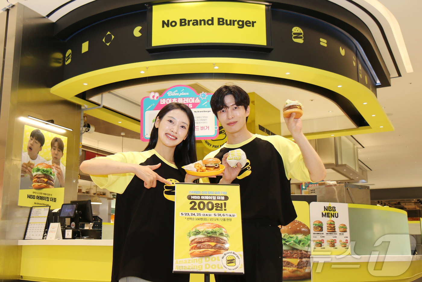 (서울=뉴스1) = 25일 스타필드 수원 노브랜드 버거 팝업 매장에서 모델들이 ‘NBB 어메이징 더블’을 소개하고 있다.노브랜드 버거는 팝업 스토어 오픈을 기념해 ‘NBB 어메이징 …