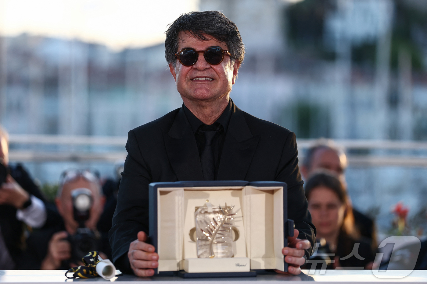 (칸 로이터=뉴스1) 우동명 기자 = 이란 반체제 영화감독 자파르 파나히가 24일(현지시간) 프랑스 칸에서 열린 제78회 칸 국제영화제서 영화 '잇 워스 저스트 언 액시던트'로 최 …