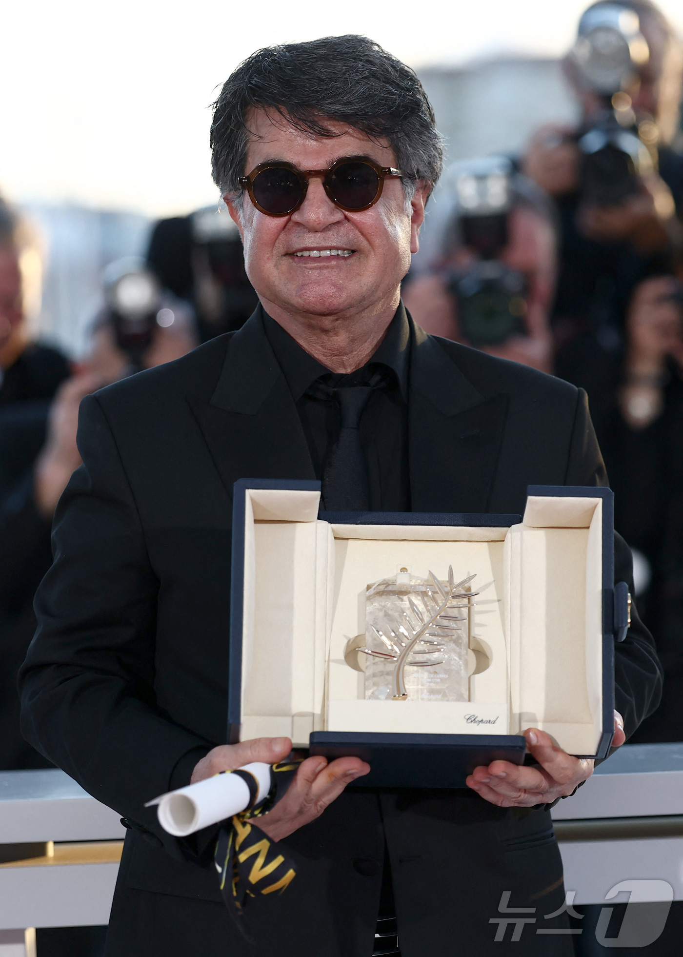 (칸 로이터=뉴스1) 우동명 기자 = 이란 반체제 영화감독 자파르 파나히가 24일(현지시간) 프랑스 칸에서 열린 제78회 칸 국제영화제서 영화 '잇 워스 저스트 언 액시던트'로 최 …