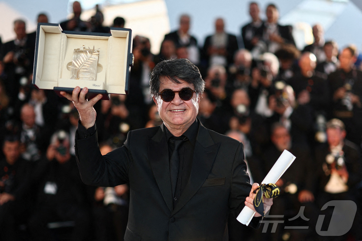 (칸 로이터=뉴스1) 우동명 기자 = 이란 반체제 영화감독 자파르 파나히가 24일(현지시간) 프랑스 칸에서 열린 제78회 칸 국제영화제서 영화 '잇 워스 저스트 언 액시던트'로 최 …