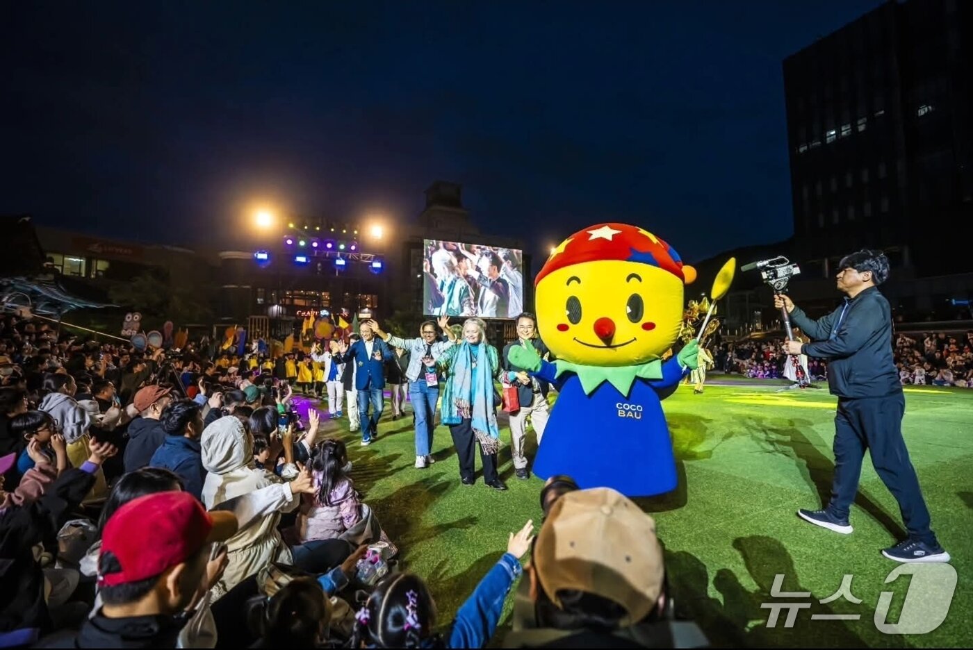 본문 이미지 - 제 24회 유니마 총회 및 춘천세계인형극제 개막행사인 퍼펫 카니발 퍼레이드가 지난 24일 오후 축제극장 몸짓부터 춘천시청 광장 일원에서 열렸다.(춘천인형극제 제공, 재판매 및 DB금지)