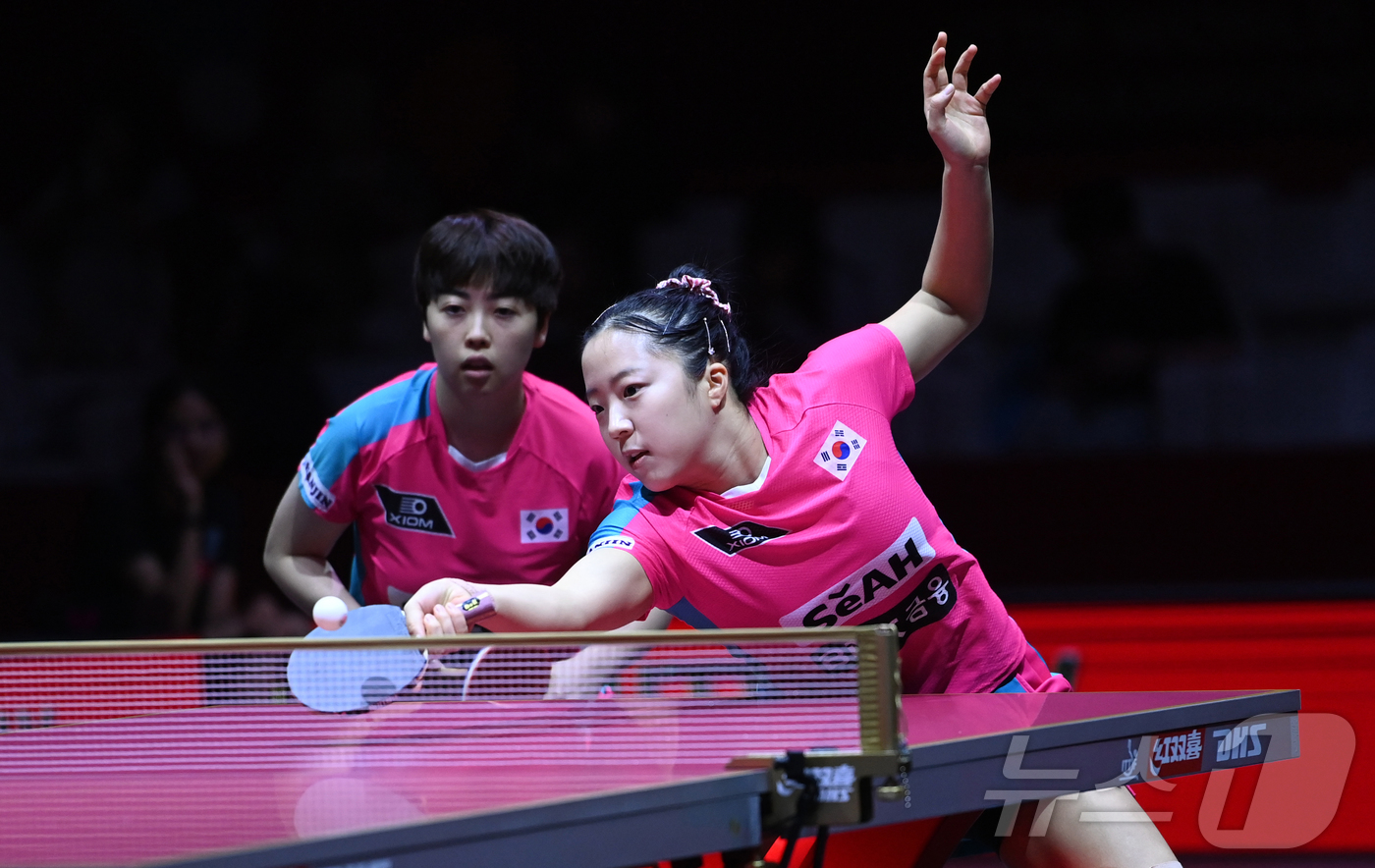 (서울=뉴스1) 사진공동취재단 = 신유빈과 유한나가 24일 카타르 도하 루사일 아레나에서 열린 2025 국제탁구연맹(ITTF) 세계선수권대회 여자복식 4강 소피아 폴차노바(오스트리 …