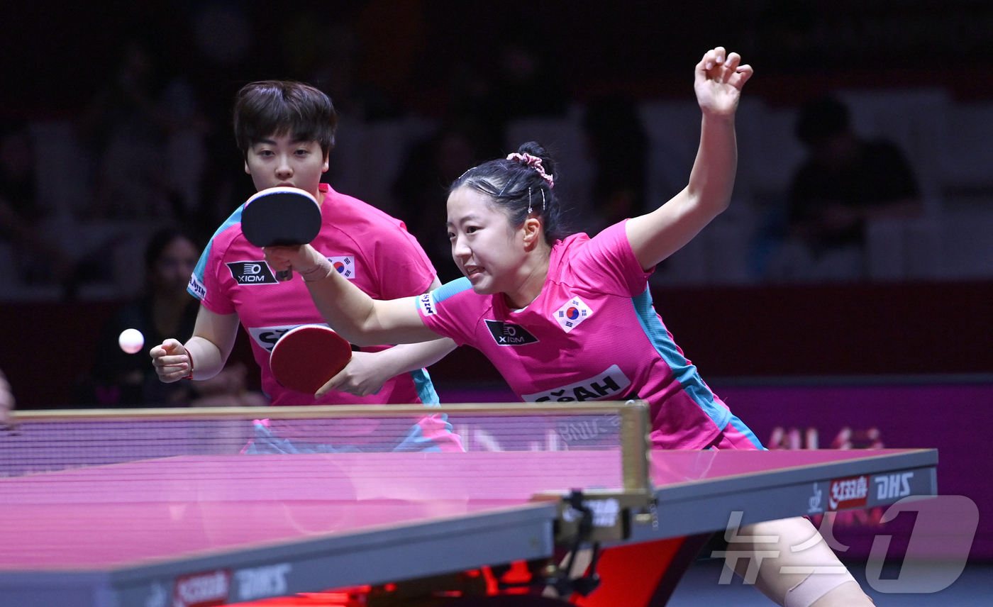 (서울=뉴스1) 사진공동취재단 = 신유빈과 유한나가 24일 카타르 도하 루사일 아레나에서 열린 2025 국제탁구연맹(ITTF) 세계선수권대회 여자복식 4강 소피아 폴차노바(오스트리 …