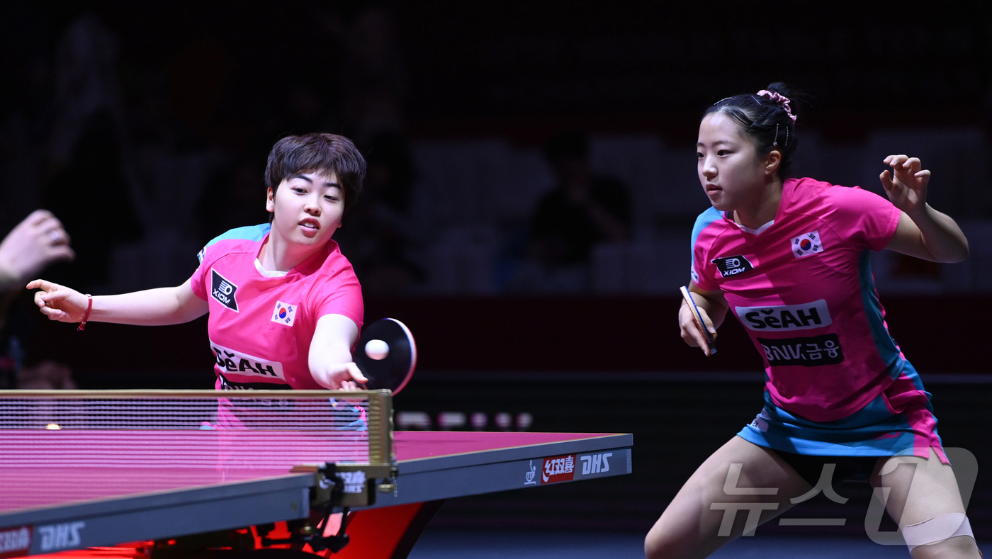 (서울=뉴스1) 사진공동취재단 = 신유빈과 유한나가 24일 카타르 도하 루사일 아레나에서 열린 2025 국제탁구연맹(ITTF) 세계선수권대회 여자복식 4강 소피아 폴차노바(오스트리 …