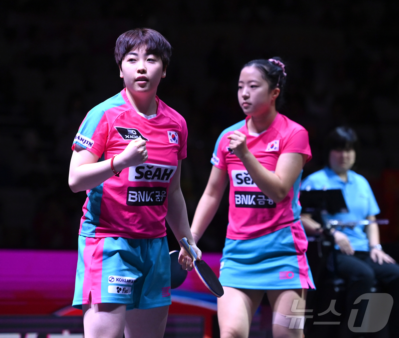 (서울=뉴스1) 사진공동취재단 = 신유빈과 유한나가 24일 카타르 도하 루사일 아레나에서 열린 2025 국제탁구연맹(ITTF) 세계선수권대회 여자복식 4강 소피아 폴차노바(오스트리 …
