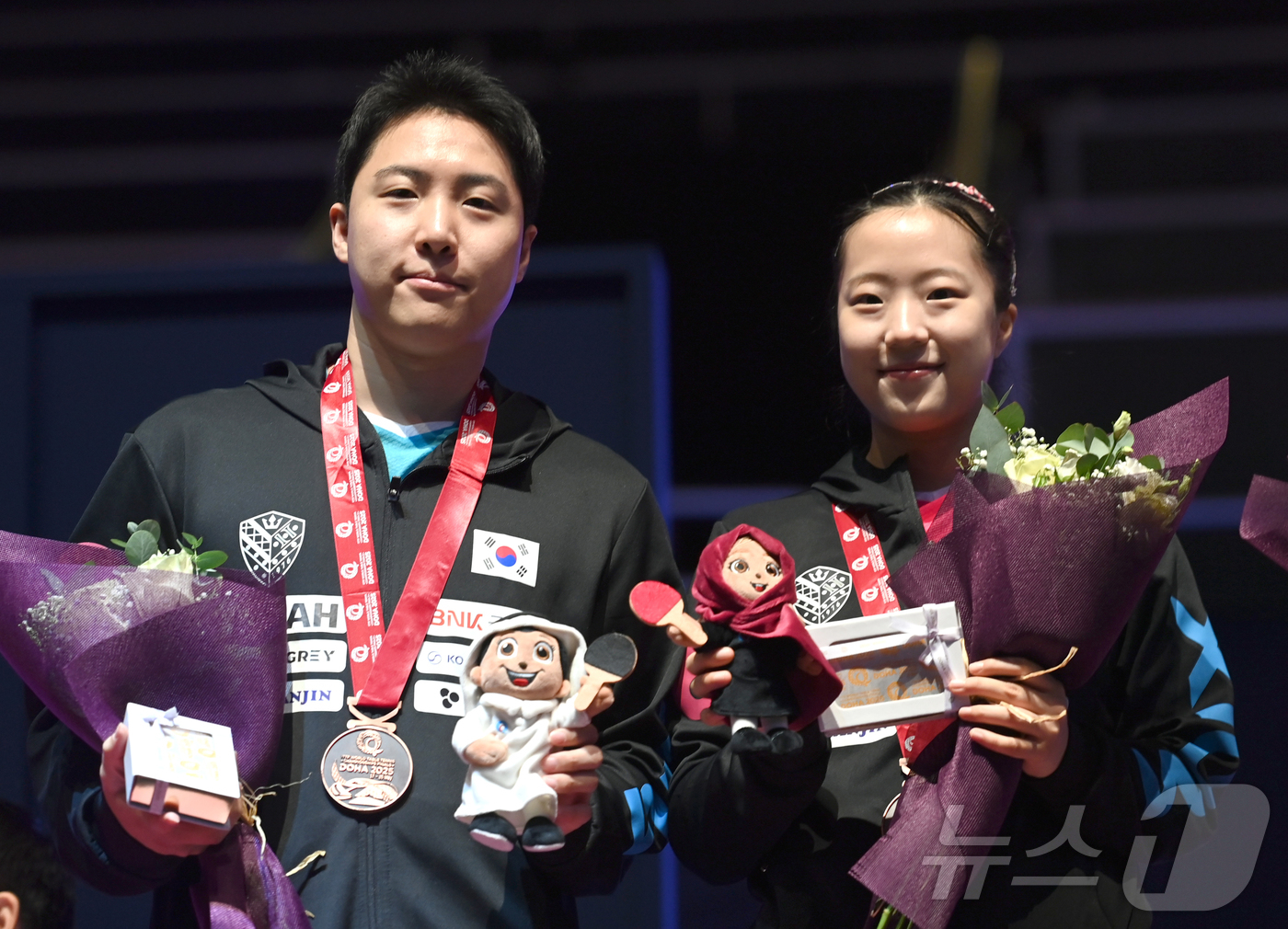 (서울=뉴스1) 사진공동취재단 = 임종훈과 신유빈이 24일 카타르 도하 루사일 아레나에서 열린 2025 국제탁구연맹(ITTF) 세계선수권대회 혼합복식 시상식에서 동메달을 걸고 포즈 …