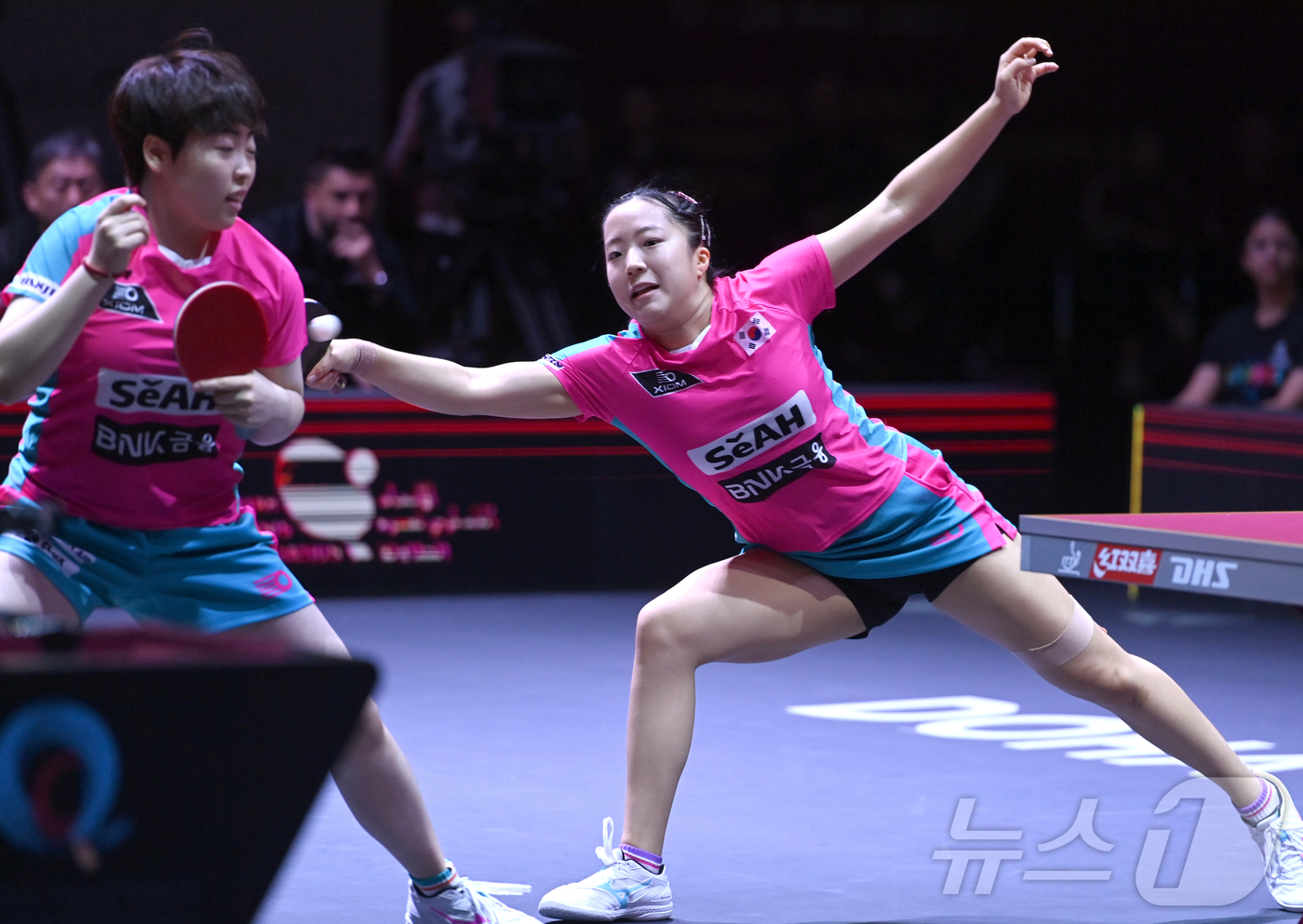 (서울=뉴스1) 사진공동취재단 = 신유빈과 유한나가 24일 카타르 도하 루사일 아레나에서 열린 2025 국제탁구연맹(ITTF) 세계선수권대회 여자복식 4강 소피아 폴차노바(오스트리 …