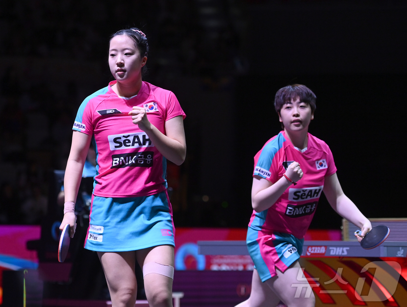 (서울=뉴스1) 사진공동취재단 = 신유빈과 유한나가 24일 카타르 도하 루사일 아레나에서 열린 2025 국제탁구연맹(ITTF) 세계선수권대회 여자복식 4강 소피아 폴차노바(오스트리 …