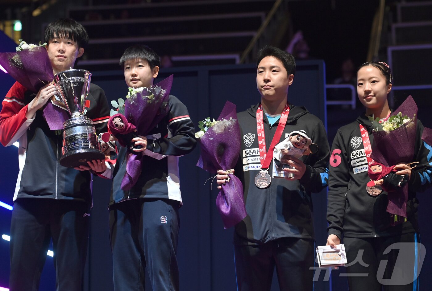 본문 이미지 - 임종훈과 신유빈이 24일 카타르 도하 루사일 아레나에서 열린 2025 국제탁구연맹&#40;ITTF&#41; 세계선수권대회 혼합복식 시상식에서 동메달을 걸고 포즈를 취하고 있다. 왼쪽은 금메달을 차지한 중국 쑨잉사와 왕추친. 2025.5.25/뉴스1 ⓒ News1 사진공동취재단