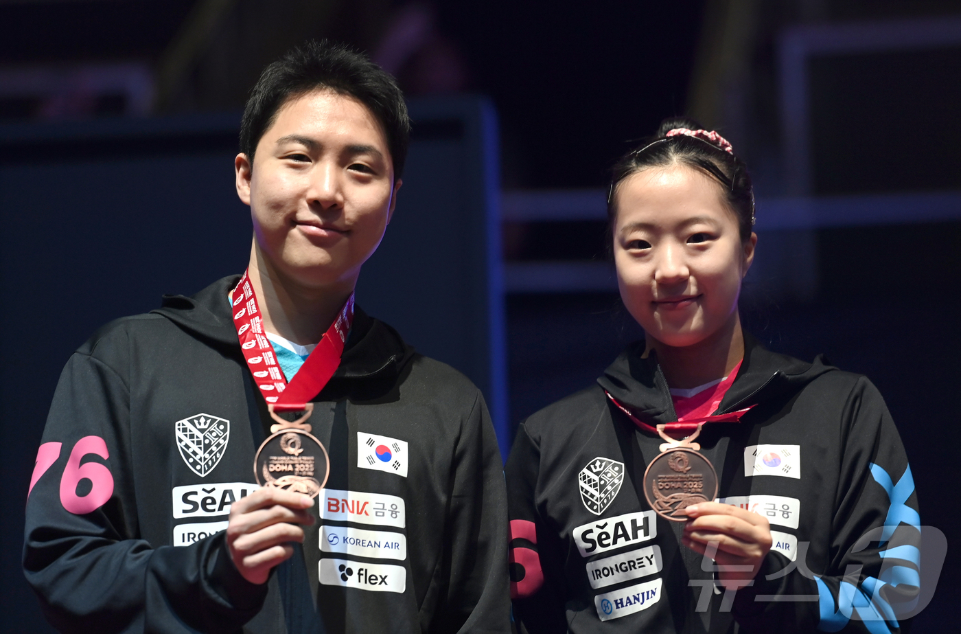 (서울=뉴스1) 사진공동취재단 = 임종훈과 신유빈이 24일 카타르 도하 루사일 아레나에서 열린 2025 국제탁구연맹(ITTF) 세계선수권대회 혼합복식 시상식에서 동메달을 걸고 포즈 …