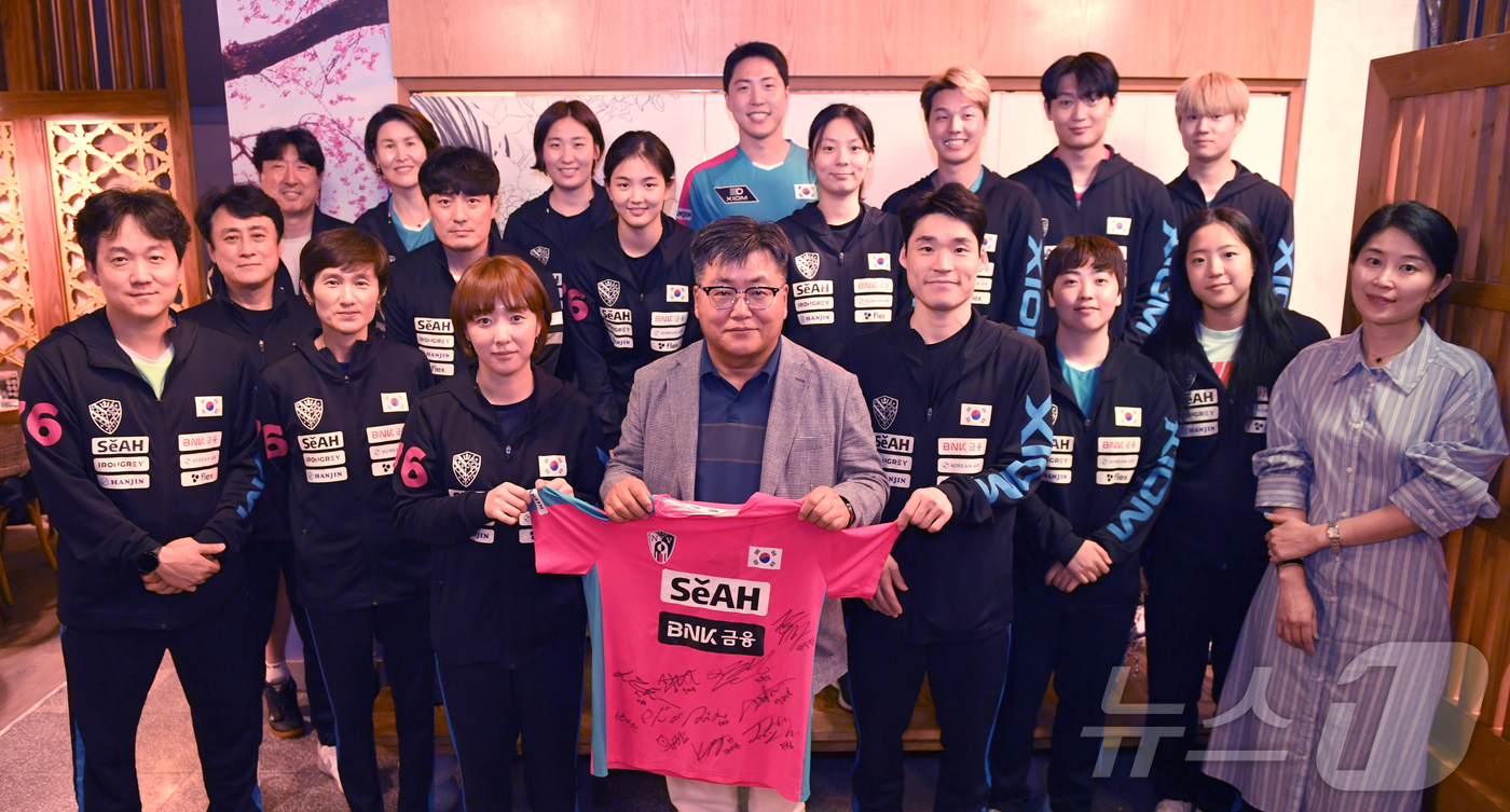 (서울=뉴스1) 사진공동취재단 = 2025 국제탁구연맹(ITTF) 세계선수권대회 선수단이 24일(현지시간) 카타르 도하 한 한국식당에서 격려 방문한 윤현수 주카타르 대사에 유니폼을 …