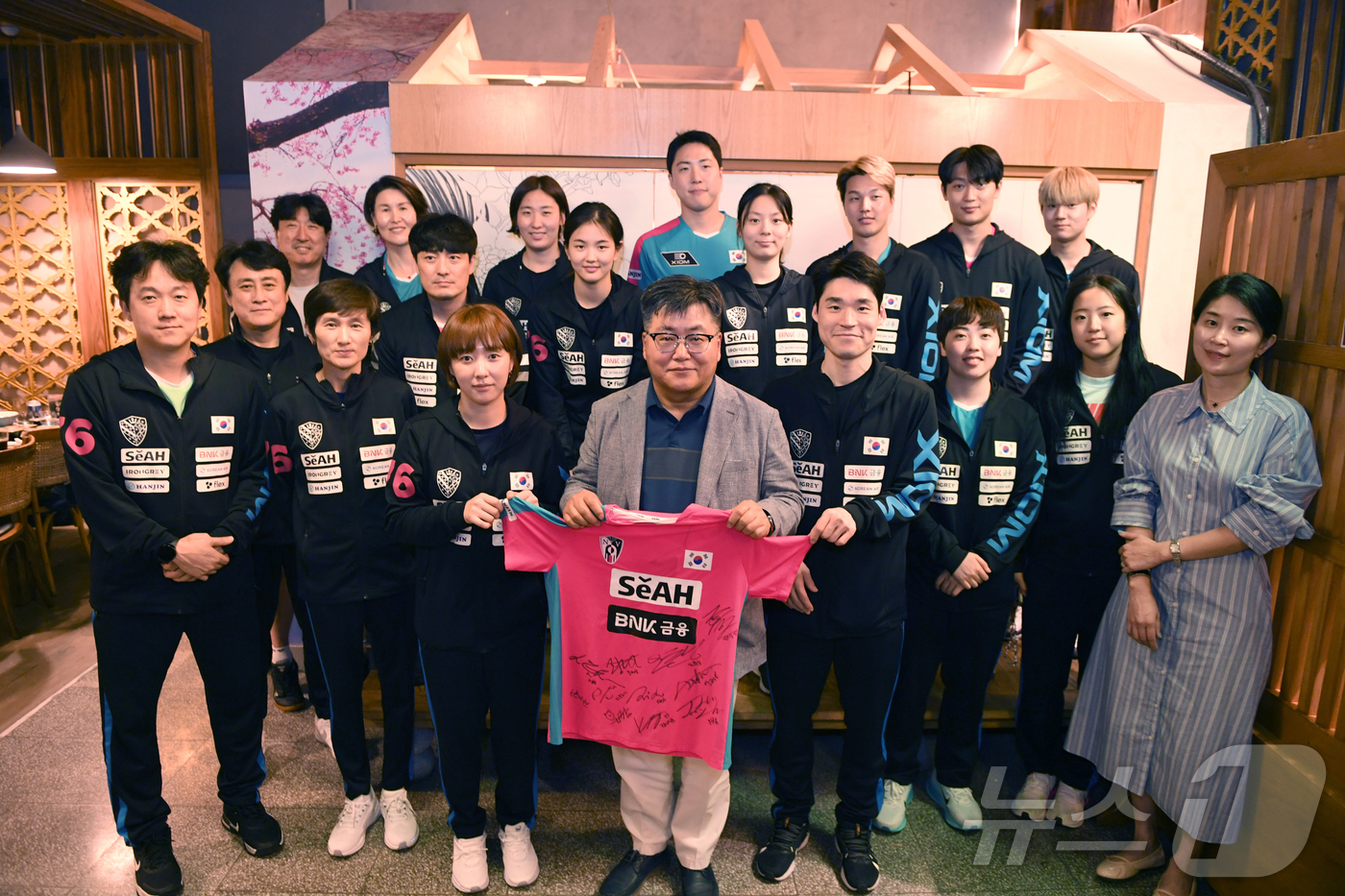 (서울=뉴스1) 사진공동취재단 = 2025 국제탁구연맹(ITTF) 세계선수권대회 선수단이 24일(현지시간) 카타르 도하 한 한국식당에서 격려 방문한 윤현수 주카타르 대사에 유니폼을 …