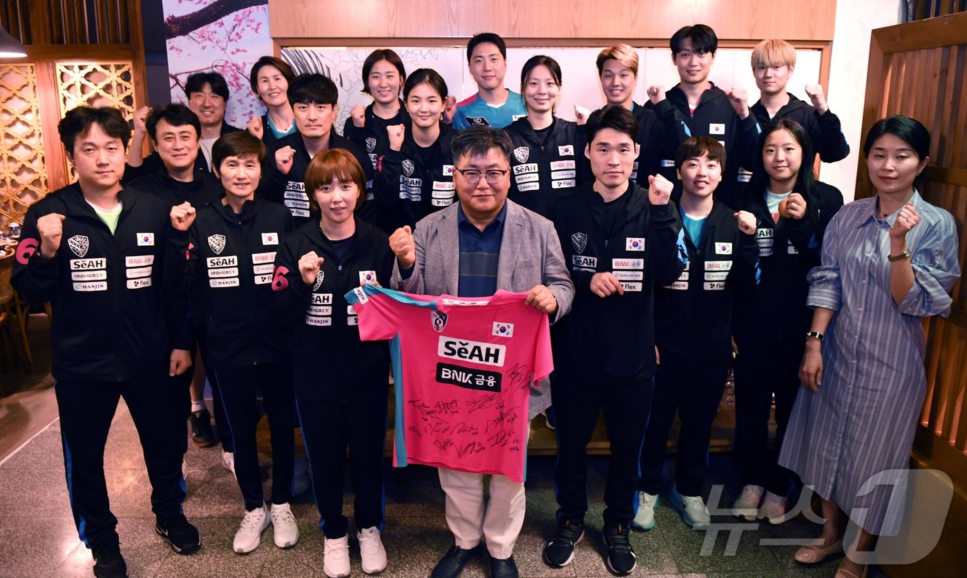 (서울=뉴스1) 사진공동취재단 = 2025 국제탁구연맹(ITTF) 세계선수권대회 선수단이 24일(현지시간) 카타르 도하 한 한국식당에서 격려 방문한 윤현수 주카타르 대사에 유니폼을 …