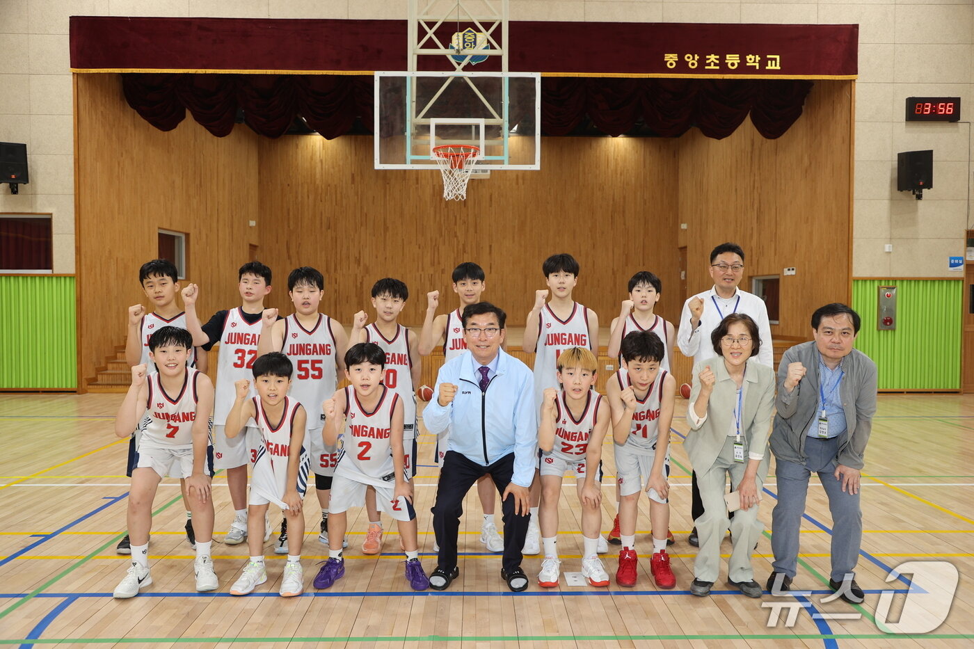 본문 이미지 - 윤건영 충북교육감이 전국소년체육대회 출전을 앞둔 학생선수들을 만나 격려하고 기념 활영을 하고 있다.(자료사진)/뉴스1