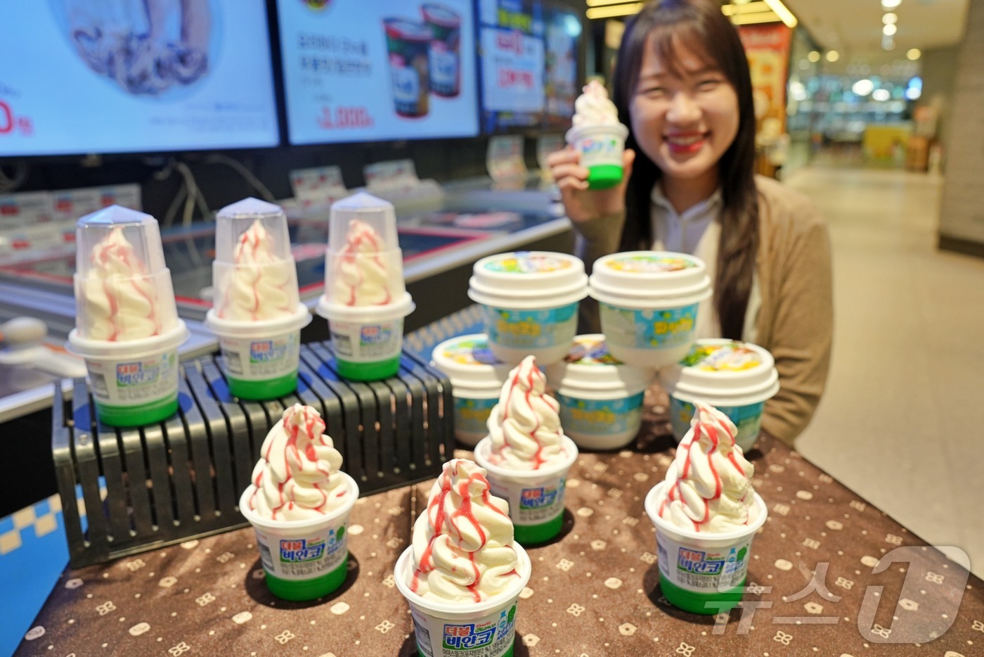 (서울=뉴스1) = 롯데마트와 롯데슈퍼는 오는 26일부터 ‘더블비얀코 소금우유&샤인머스켓’을 유통업계 단독으로 판매한다고 밝혔다. (롯데마트슈퍼 제공. 재판매 및 DB금지) 202 …