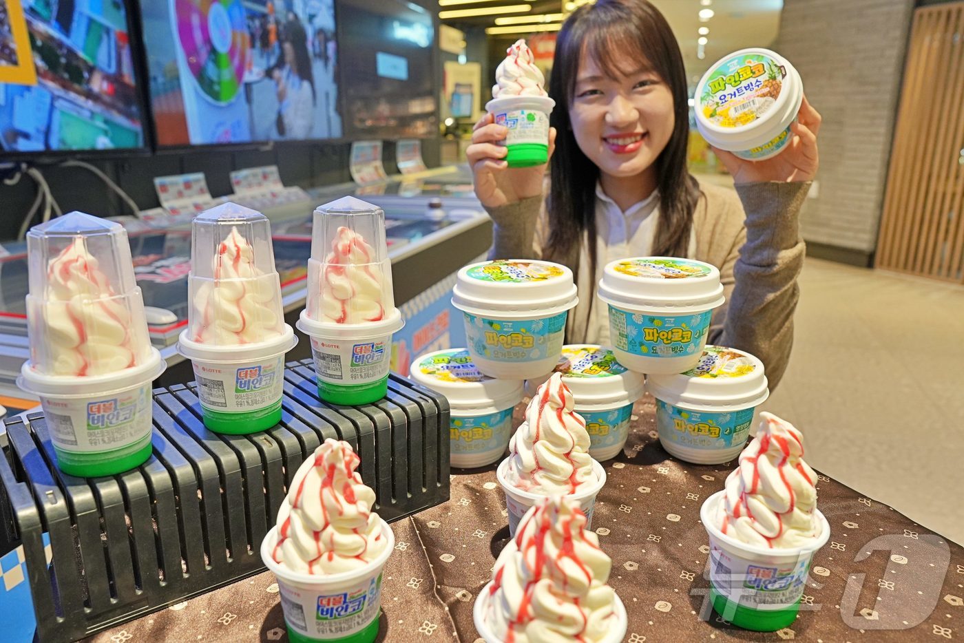 (서울=뉴스1) = 롯데마트와 롯데슈퍼는 오는 26일부터 ‘더블비얀코 소금우유&샤인머스켓’을 유통업계 단독으로 판매한다고 밝혔다. (롯데마트슈퍼 제공. 재판매 및 DB금지) 202 …