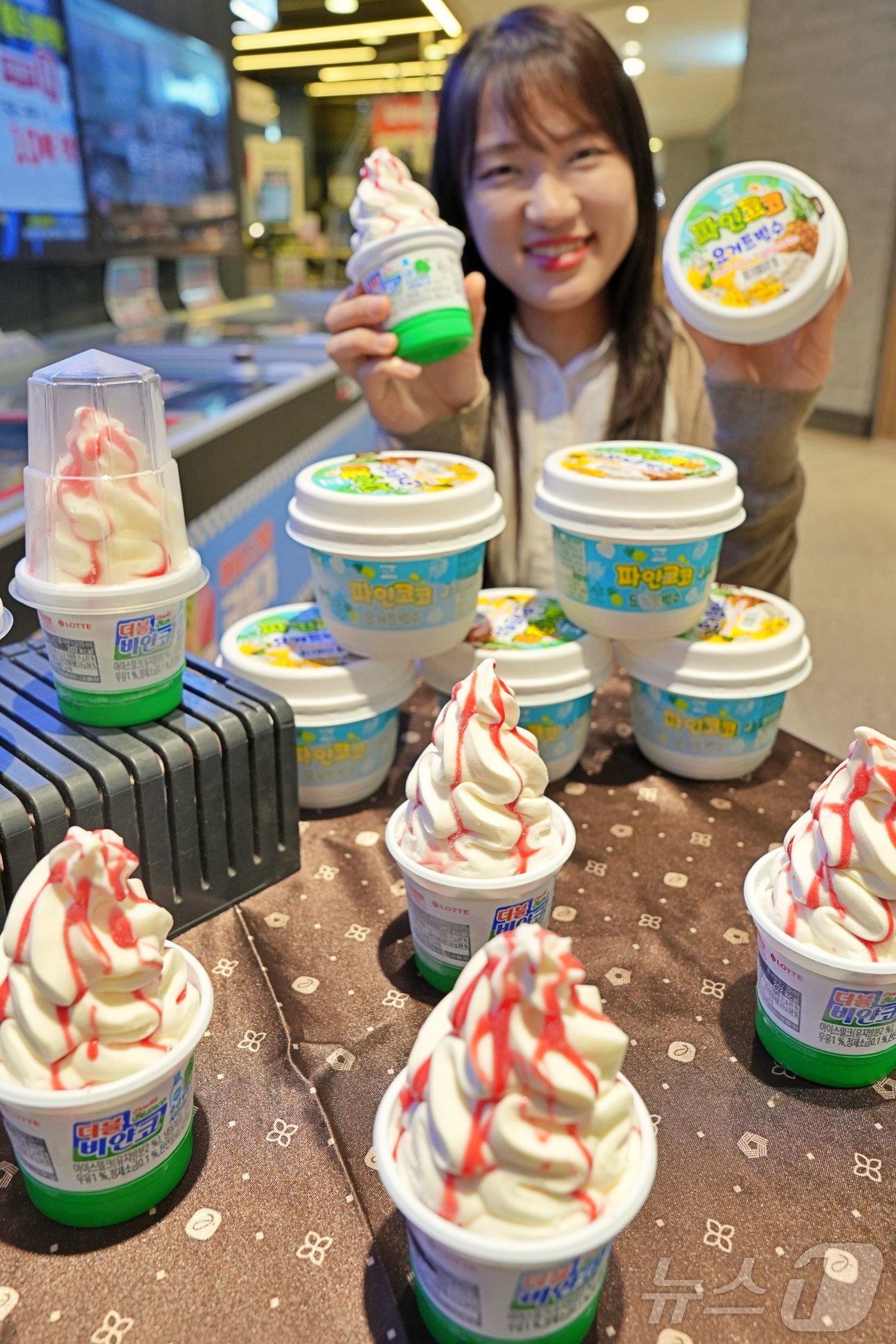 (서울=뉴스1) = 롯데마트와 롯데슈퍼는 오는 26일부터 ‘더블비얀코 소금우유&샤인머스켓’을 유통업계 단독으로 판매한다고 밝혔다. (롯데마트슈퍼 제공. 재판매 및 DB금지) 202 …