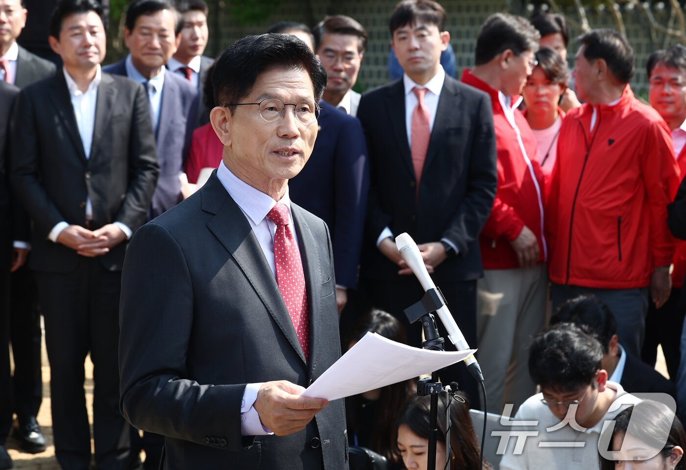 본문 이미지 - 김문수 국민의힘 대통령 후보가 25일 오전 충북 옥천군 박정희 전 대통령의 부인 육영수 여사 생가를 둘러본 뒤 현안 관련 브리핑을 하고 있다. 2025.5.25/뉴스1 ⓒ News1 김민지 기자