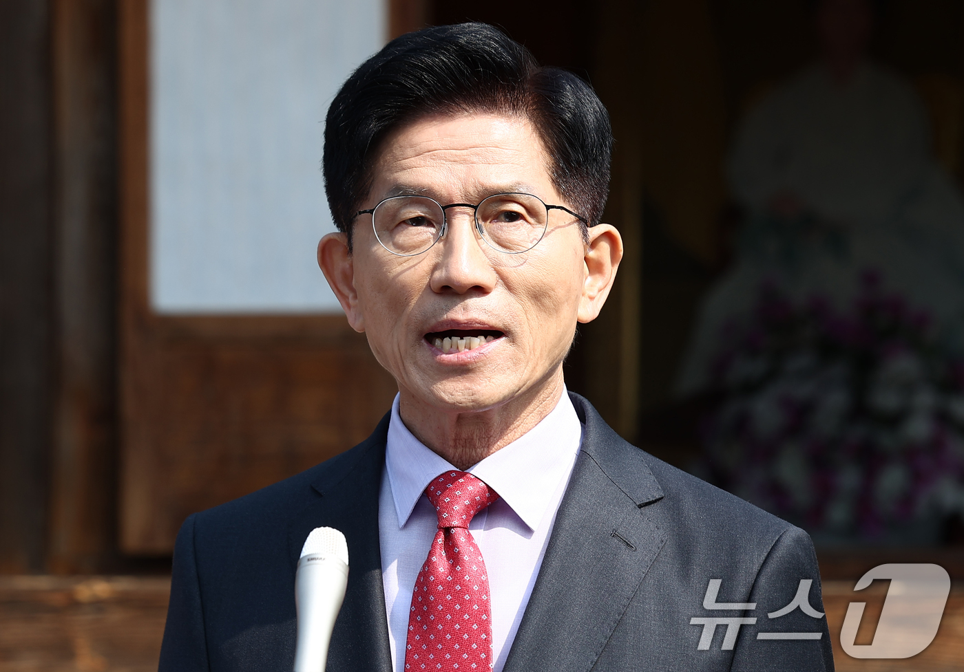 (옥천=뉴스1) 김민지 기자 = 김문수 국민의힘 대통령 후보가 25일 오전 충북 옥천군 박정희 전 대통령의 부인 육영수 여사 생가를 둘러본 뒤 현안 관련 입장 발표를 하고 있다. …