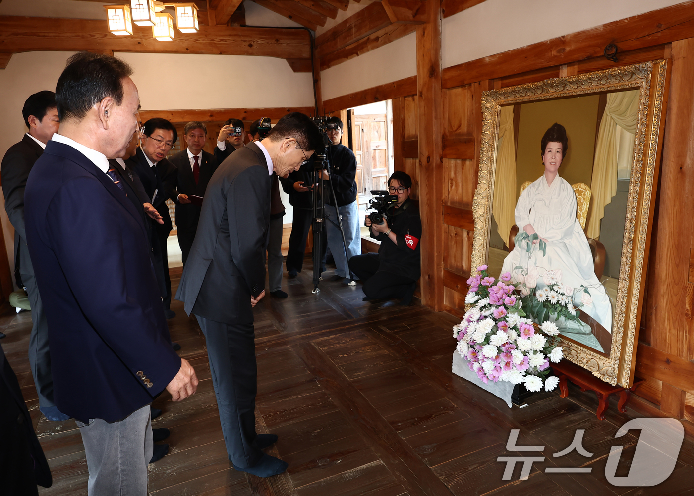 (옥천=뉴스1) 김민지 기자 = 김문수 국민의힘 대통령 후보가 25일 오전 충북 옥천군 박정희 전 대통령의 부인 육영수 여사 생가를 방문하고 있다. 2025.5.25/뉴스1