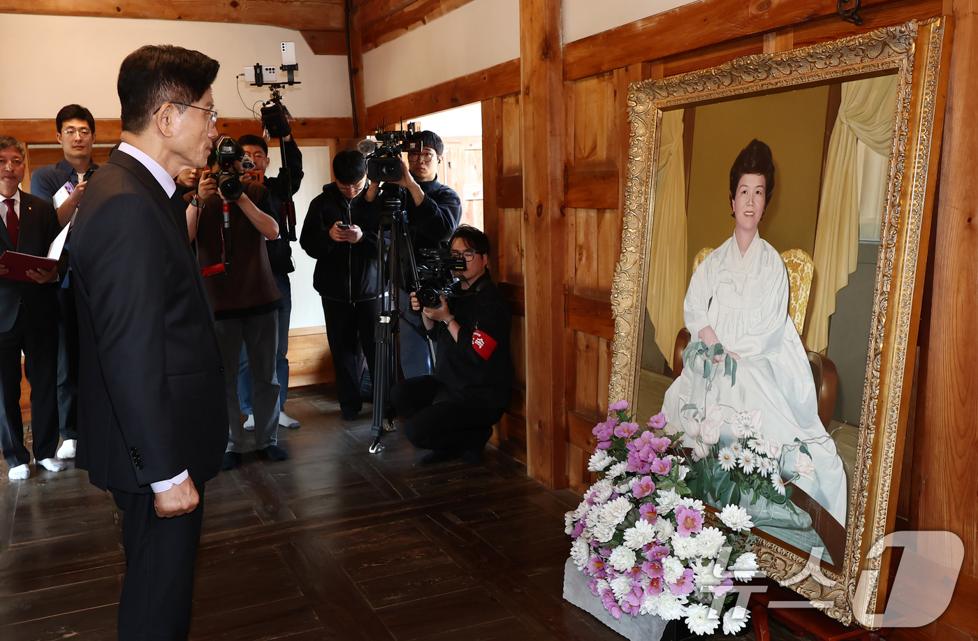 (옥천=뉴스1) 김민지 기자 = 김문수 국민의힘 대통령 후보가 25일 오전 충북 옥천군 박정희 전 대통령의 부인 육영수 여사 생가를 방문, 묵념하고 있다. 2025.5.25/뉴스1 …