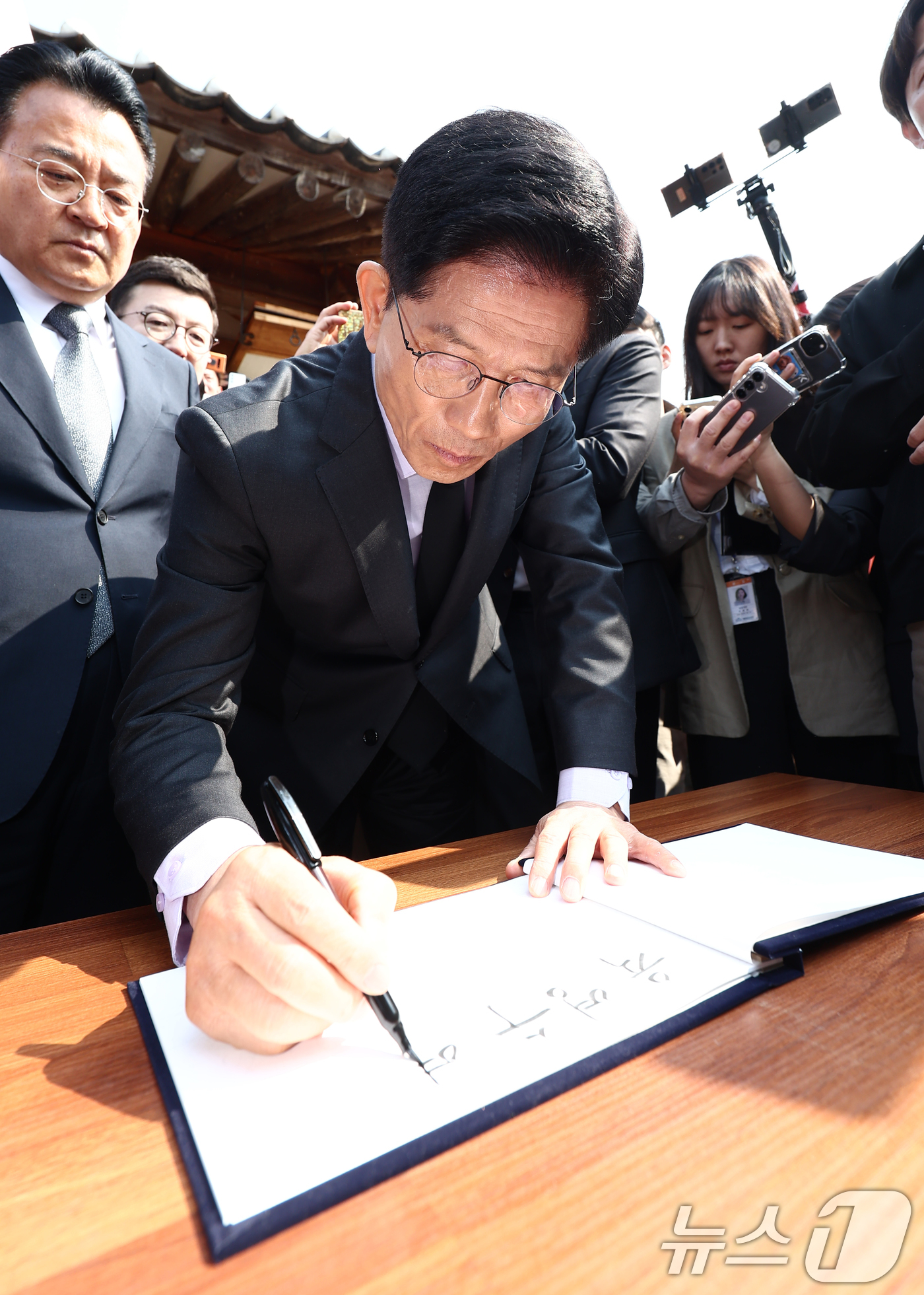 (옥천=뉴스1) 김민지 기자 = 김문수 국민의힘 대통령 후보가 25일 오전 충북 옥천군 박정희 전 대통령의 부인 육영수 여사 생가를 방문해 방명록을 작성하고 있다. 2025.5.2 …