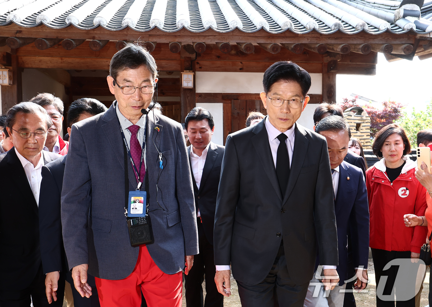 (옥천=뉴스1) 김민지 기자 = 김문수 국민의힘 대통령 후보가 25일 오전 충북 옥천군 박정희 전 대통령의 부인 육영수 여사 생가를 방문해 둘러보고 있다. 2025.5.25/뉴스1 …