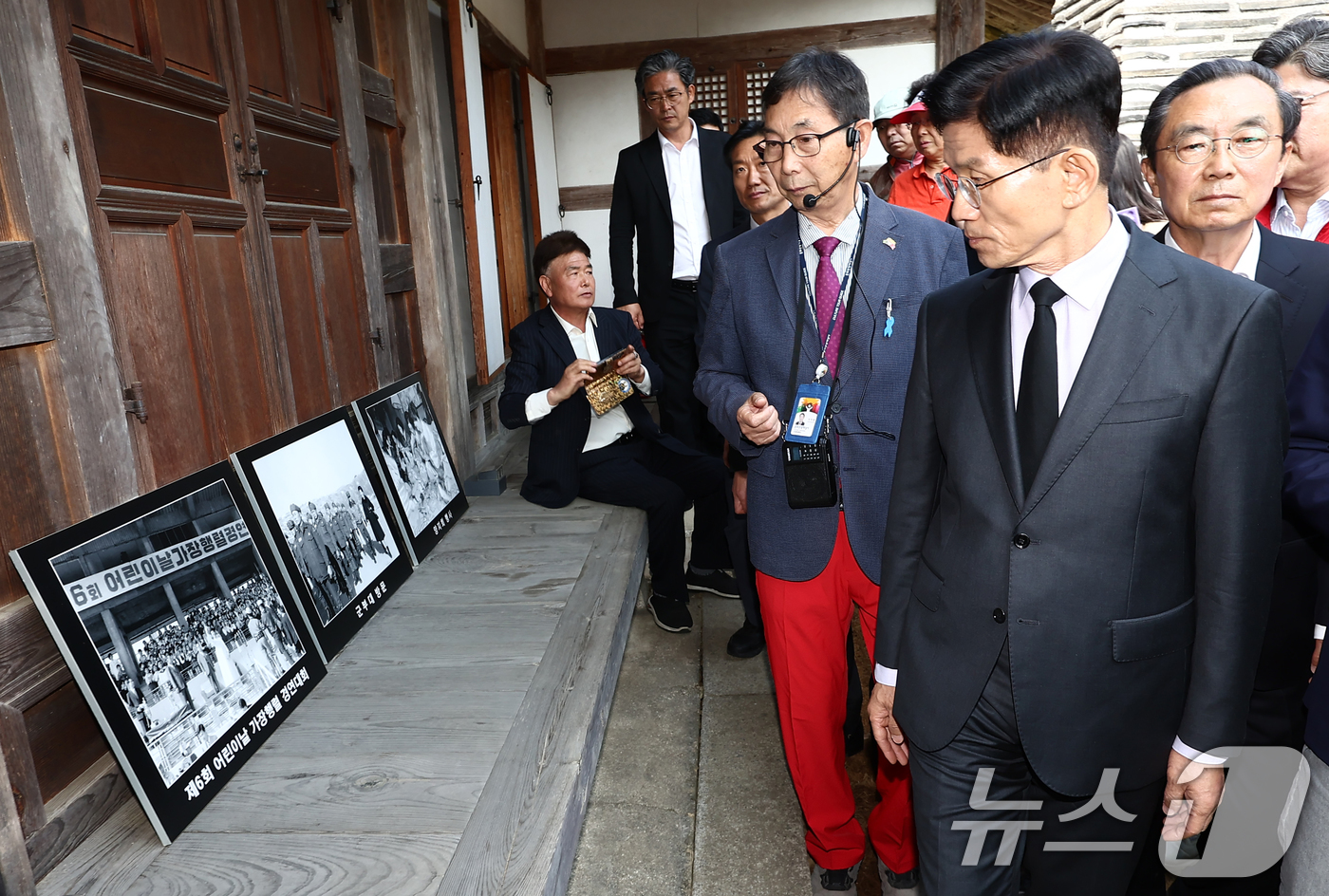 (옥천=뉴스1) 김민지 기자 = 김문수 국민의힘 대통령 후보가 25일 오전 충북 옥천군 박정희 전 대통령의 부인 육영수 여사 생가를 방문해 둘러보고 있다. 2025.5.25/뉴스1 …