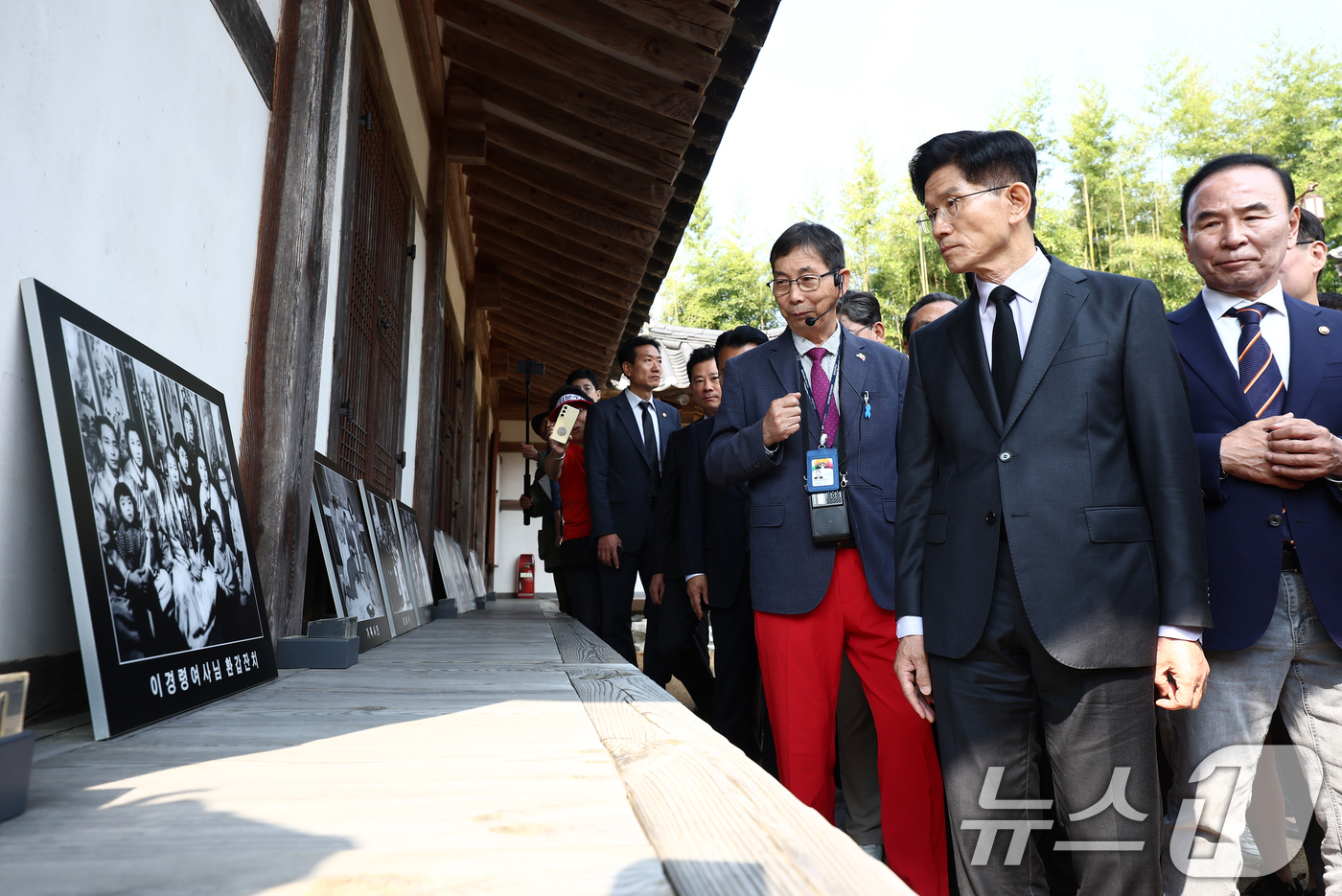 (옥천=뉴스1) 김민지 기자 = 김문수 국민의힘 대통령 후보가 25일 오전 충북 옥천군 박정희 전 대통령의 부인 육영수 여사 생가를 방문해 둘러보고 있다. 2025.5.25/뉴스1 …