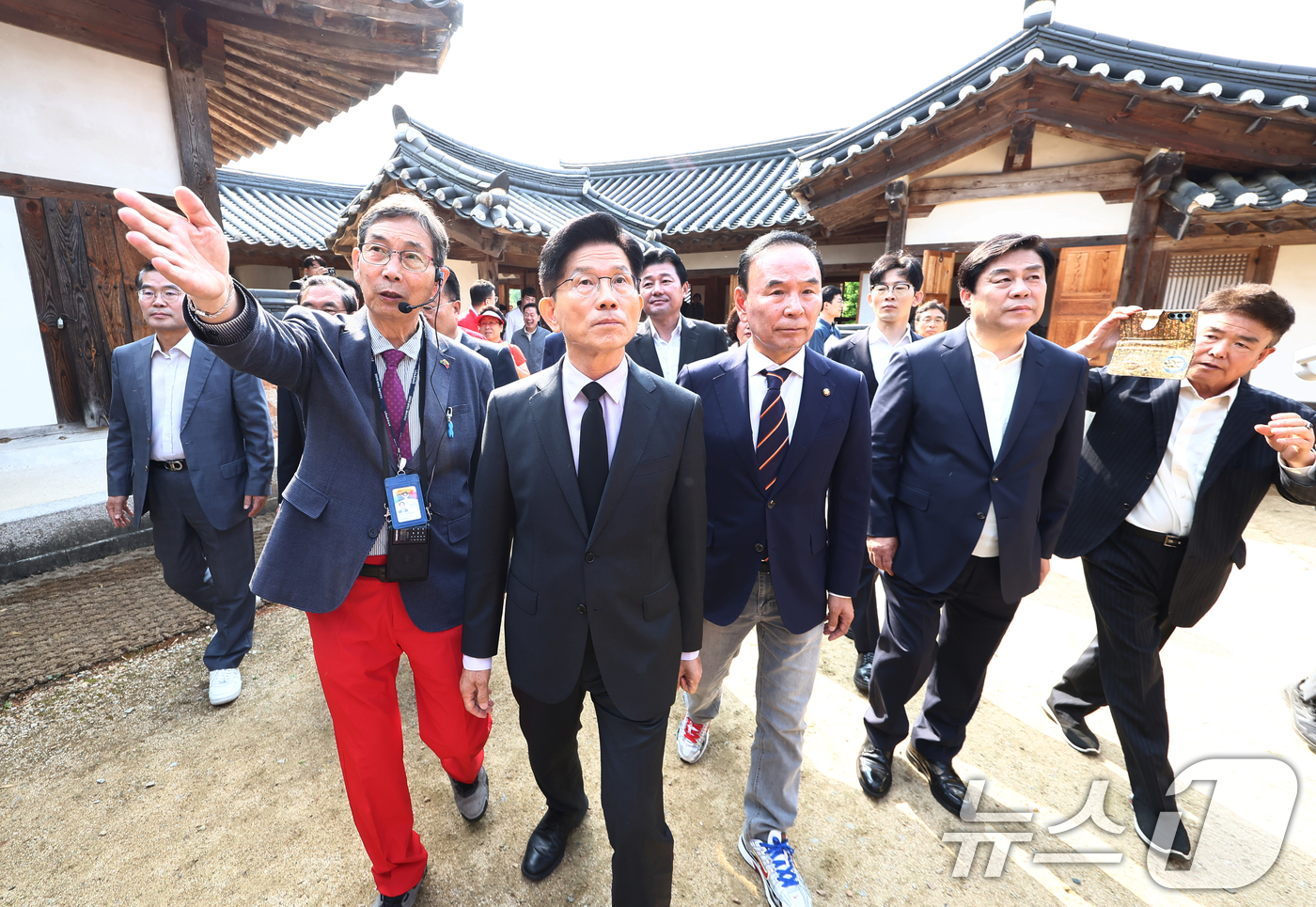 (옥천=뉴스1) 김민지 기자 = 김문수 국민의힘 대통령 후보가 25일 오전 충북 옥천군 박정희 전 대통령의 부인 육영수 여사 생가를 방문해 둘러보고 있다. 2025.5.25/뉴스1 …