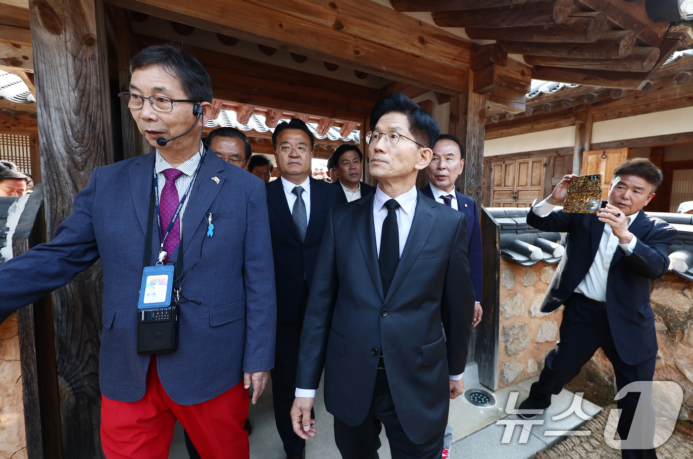 (옥천=뉴스1) 김민지 기자 = 김문수 국민의힘 대통령 후보가 25일 오전 충북 옥천군 박정희 전 대통령의 부인 육영수 여사 생가를 방문해 둘러보고 있다. 2025.5.25/뉴스1 …