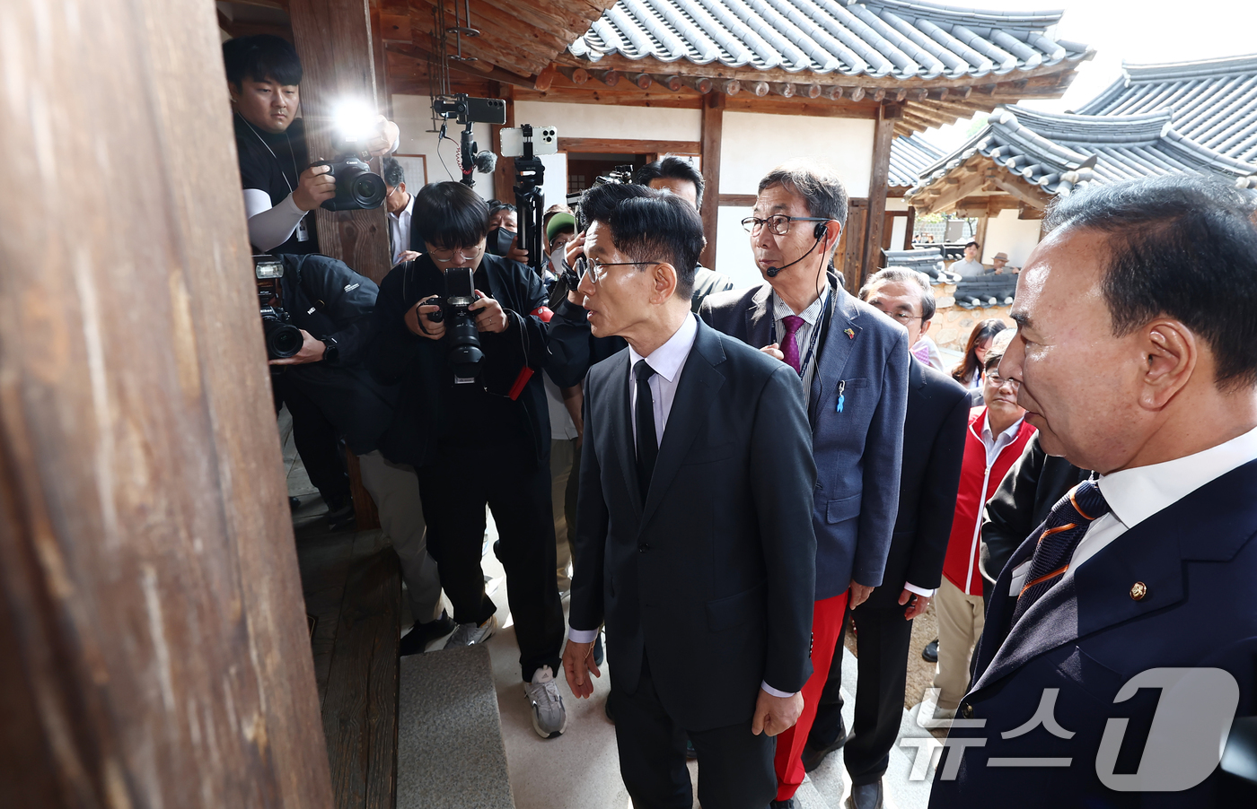 (옥천=뉴스1) 김민지 기자 = 김문수 국민의힘 대통령 후보가 25일 오전 충북 옥천군 박정희 전 대통령의 부인 육영수 여사 생가를 방문해 둘러보고 있다. 2025.5.25/뉴스1 …