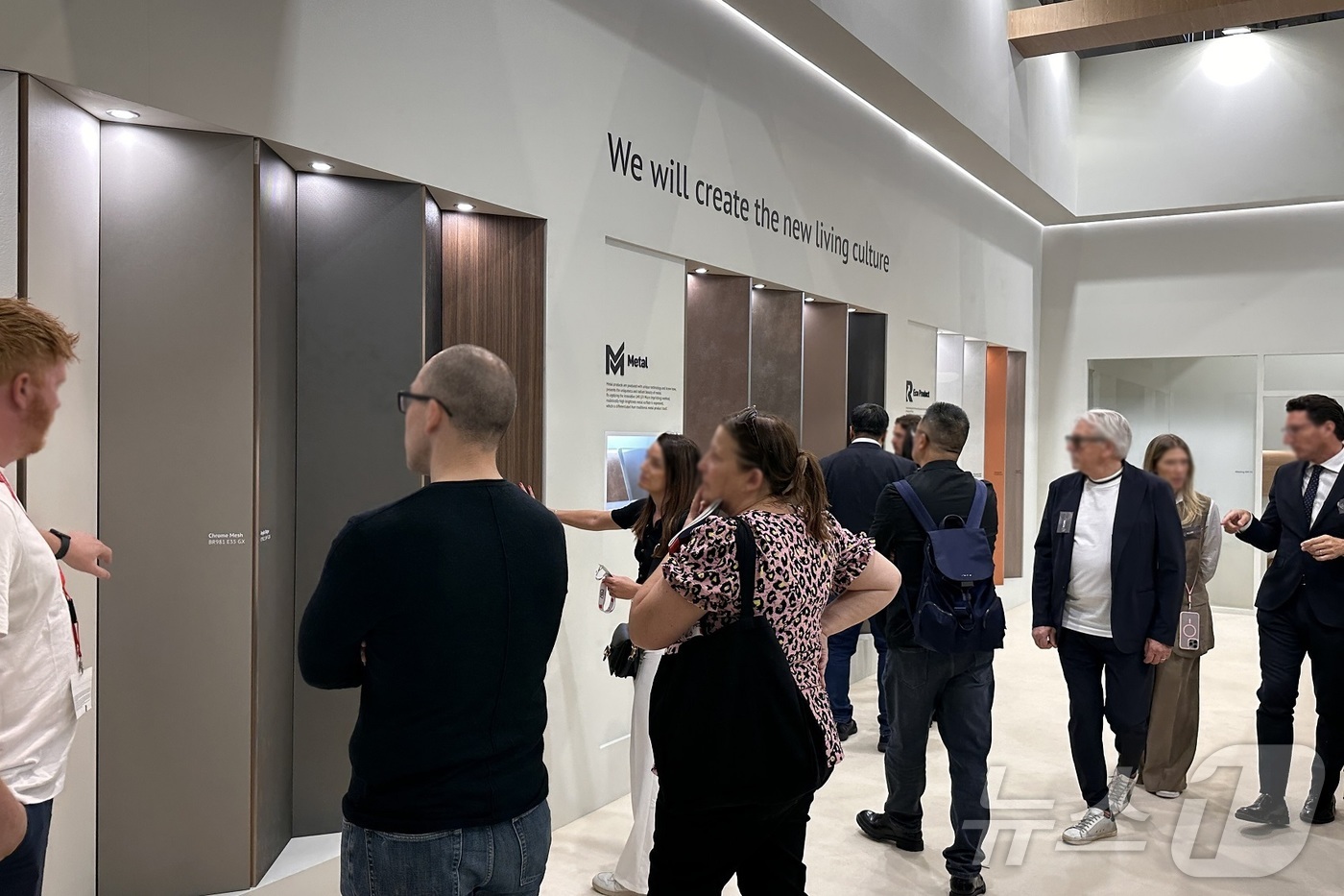 (서울=뉴스1) = 현대백화점그룹 계열 종합 건자재 기업 현대L&C가 25일(현지시간) 독일 쾰른에서 열린 ‘인터줌(Interzum) 2025’에 참가했다고 밝혔다. 인터줌은 2년 …