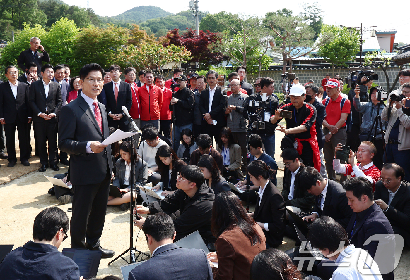 (옥천=뉴스1) 김민지 기자 = 김문수 국민의힘 대통령 후보가 25일 오전 충북 옥천군 박정희 전 대통령의 부인 육영수 여사 생가를 둘러본 뒤 현안 관련 브리핑을 하고 있다. 20 …