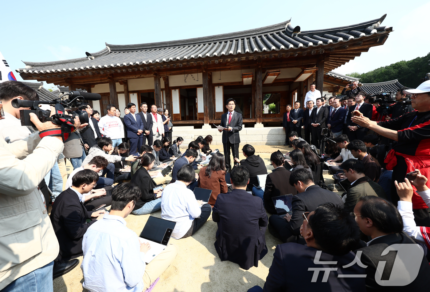 (옥천=뉴스1) 김민지 기자 = 김문수 국민의힘 대통령 후보(오른쪽)가 25일 오전 충북 옥천군 박정희 전 대통령의 부인 육영수 여사 생가를 둘러본 뒤 현안 관련 브리핑을 하고 있 …
