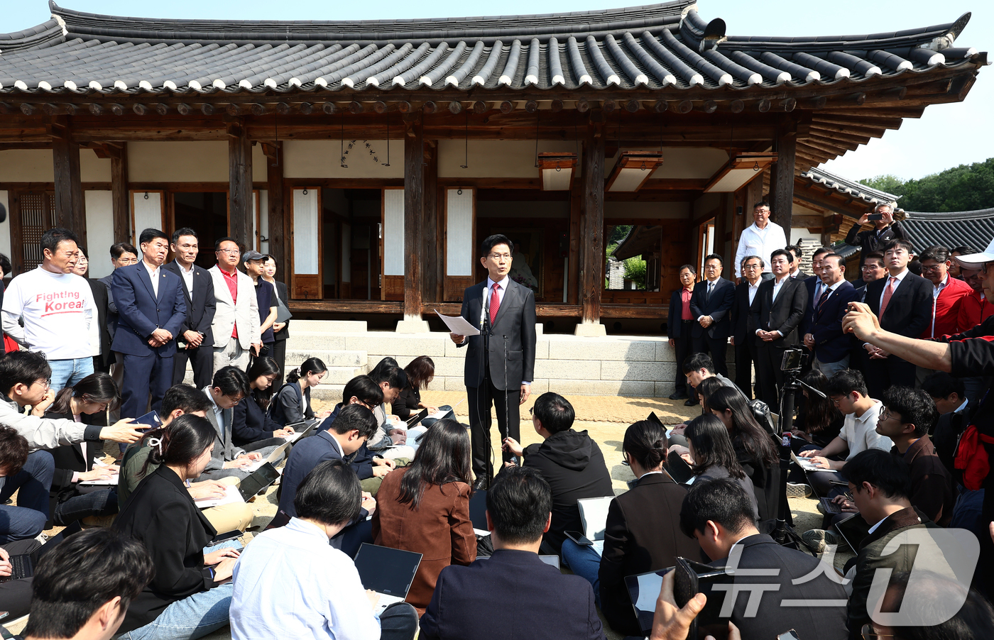 (옥천=뉴스1) 김민지 기자 = 김문수 국민의힘 대통령 후보가 25일 오전 충북 옥천군 박정희 전 대통령의 부인 육영수 여사 생가를 둘러본 뒤 현안 관련 브리핑을 하고 있다. 20 …