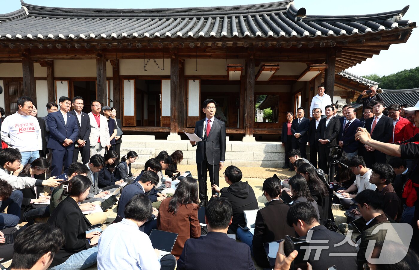 본문 이미지 - 김문수 국민의힘 대통령 후보가 25일 오전 충북 옥천군 박정희 전 대통령의 부인 육영수 여사 생가를 둘러본 뒤 현안 관련 브리핑을 하고 있다. 2025.5.25/뉴스1 ⓒ News1 김민지 기자