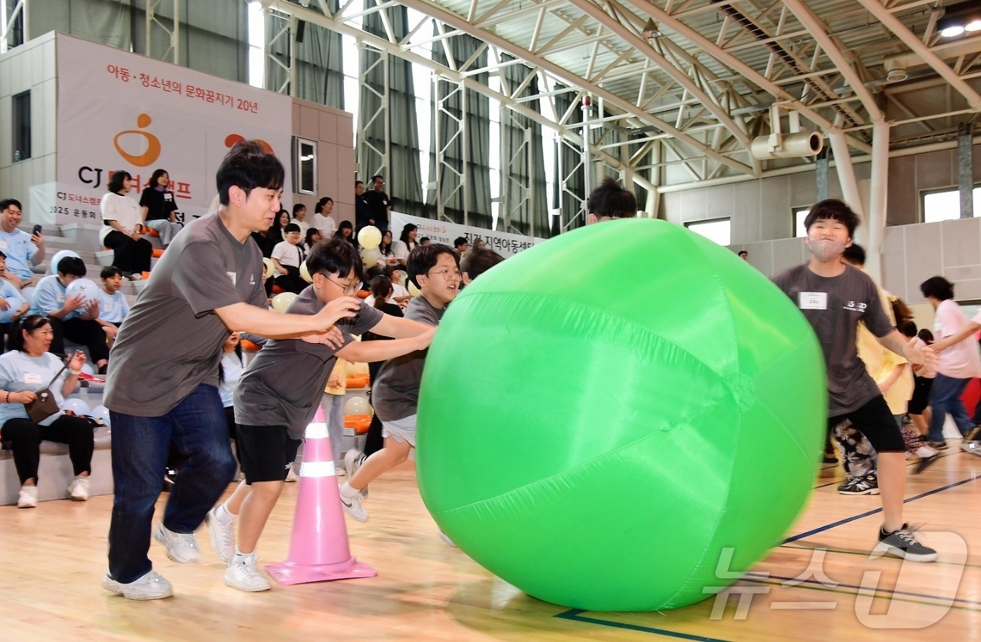 (서울=뉴스1) = CJ도너스캠프가 지난 24일 서울 서대문구 명지전문대학에서 전국 지역아동센터 아동들과 8개 CJ계열사 임직원이 함께한 ‘2025 CJ도너스캠프 운동회’를 진행했 …