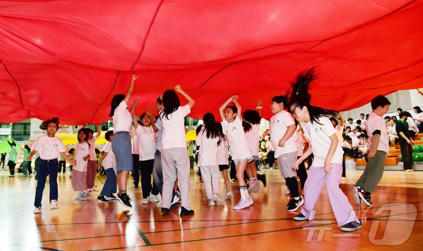 (서울=뉴스1) = CJ도너스캠프가 지난 24일 서울 서대문구 명지전문대학에서 전국 지역아동센터 아동들과 8개 CJ계열사 임직원이 함께한 ‘2025 CJ도너스캠프 운동회’를 진행했 …