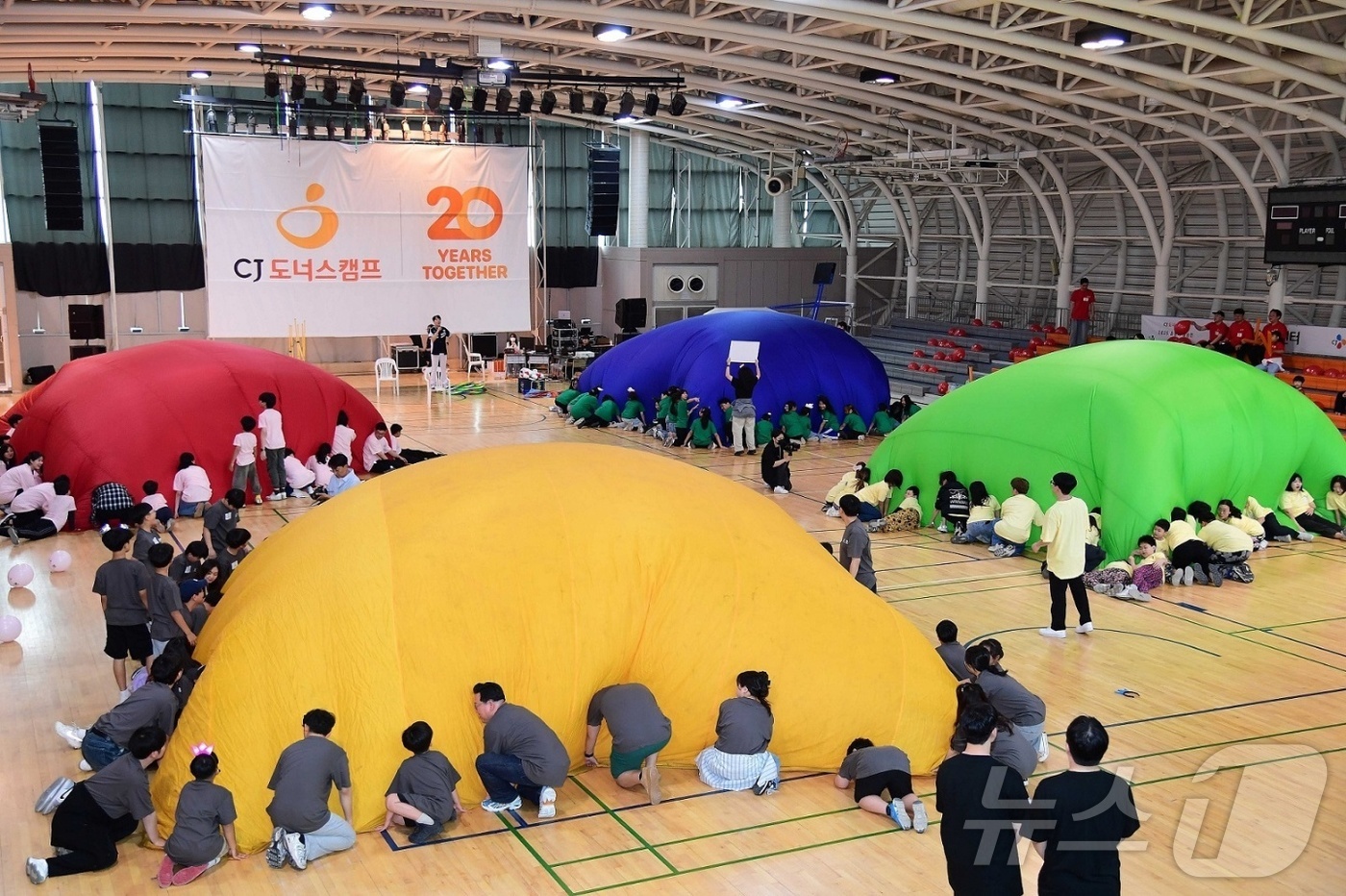 (서울=뉴스1) = CJ도너스캠프가 지난 24일 서울 서대문구 명지전문대학에서 전국 지역아동센터 아동들과 8개 CJ계열사 임직원이 함께한 ‘2025 CJ도너스캠프 운동회’를 진행했 …