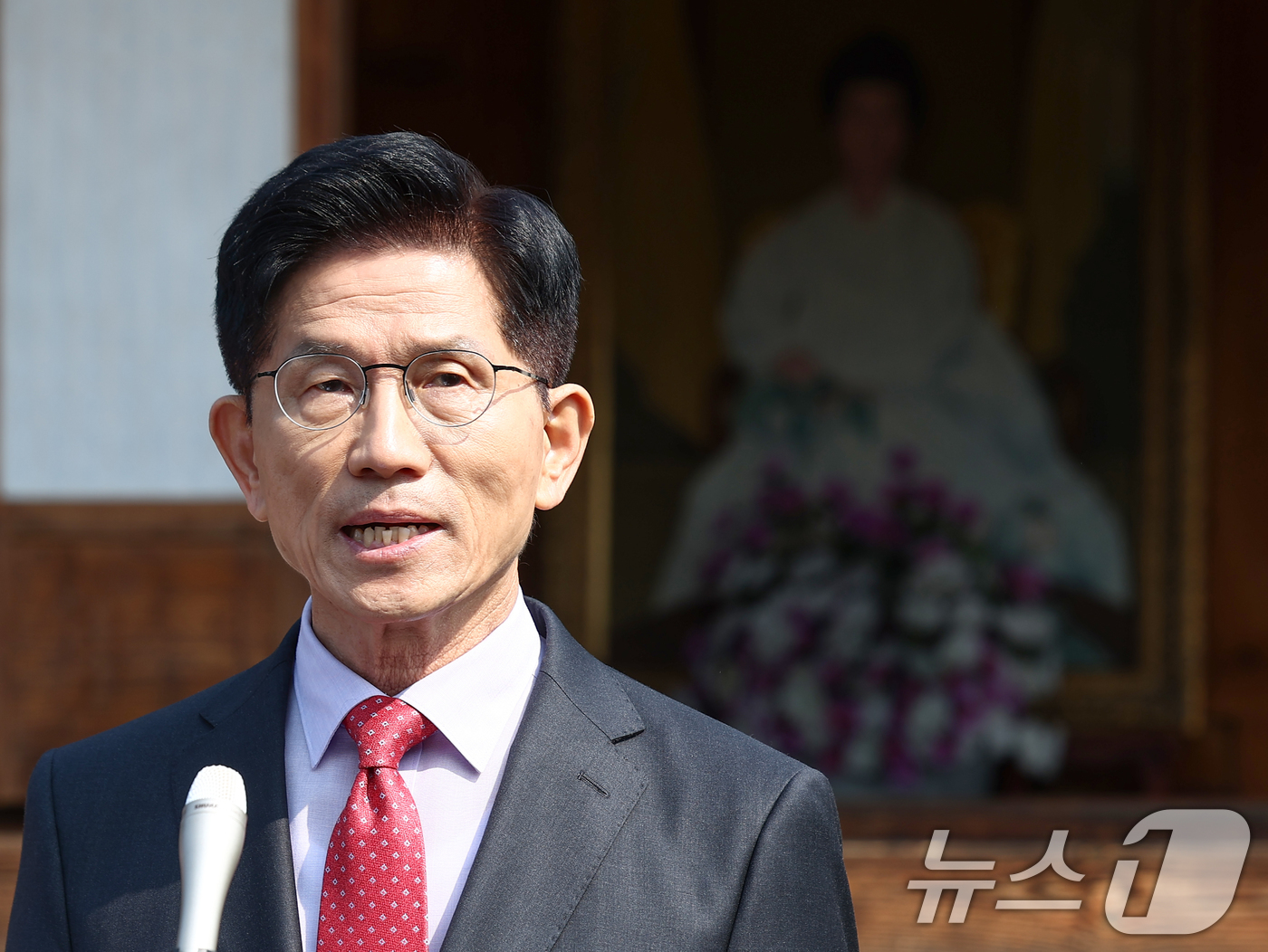 (옥천=뉴스1) 김민지 기자 = 김문수 국민의힘 대통령 후보가 25일 오전 충북 옥천군 박정희 전 대통령의 부인 육영수 여사 생가를 둘러본 뒤 현안 관련 브리핑을 하고 있다. 20 …